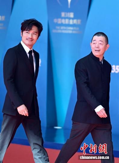 图为导演顾长卫(右)、演员耿乐走进会场。中新社记者 王东明 摄 图为导演顾长卫(右)、演员耿乐走进会场。中新社记者 王东明 摄