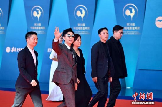 图为演员大鹏(左二)等走进会场。中新社记者 王东明 摄 图为演员大鹏(左二)等走进会场。中新社记者 王东明 摄