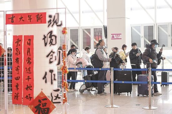 2025年1月17日,台胞登上客轮,通过厦金“小三通”航线回家过年。福建日报记者 王毅 摄 2025年1月17日,台胞登上客轮,通过厦金“小三通”航线回家过年。福建日报记者 王毅 摄