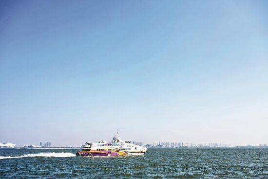 2025年1月17日,厦门五通客运码头一艘客轮驶往金门。 福建日报记者 王毅 摄 2025年1月17日,厦门五通客运码头一艘客轮驶往金门。 福建日报记者 王毅 摄