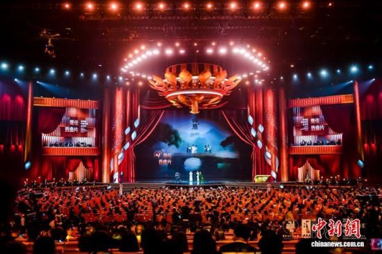 11月15日晚,第38届中国电影金鸡奖获奖名单揭晓,闽剧电影《双蝶扇》获得“最佳戏曲片”大奖。 福建省广播影视集团 供图 11月15日晚,第38届中国电影金鸡奖获奖名单揭晓,闽剧电影《双蝶扇》获得“最佳戏曲片”大奖。 福建省广播影视集团 供图