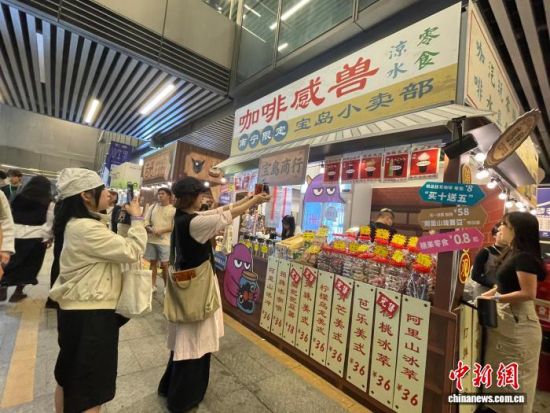 11月14日,在广西南宁一处咖啡市集里,参观者拍照打卡。陈秋霞 摄 11月14日,在广西南宁一处咖啡市集里,参观者拍照打卡。陈秋霞 摄