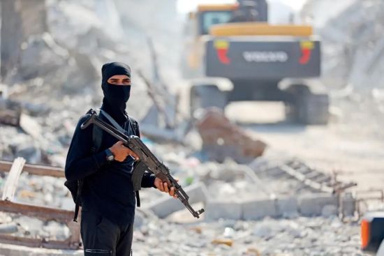 11月3日,在红十字国际委员会和哈马斯下属卡桑旅的监督下,埃及的重型机械继续在加沙地带搜寻以色列人质的遗体。本文图/视觉中国 11月3日,在红十字国际委员会和哈马斯下属卡桑旅的监督下,埃及的重型机械继续在加沙地带搜寻以色列人质的遗体。本文图/视觉中国