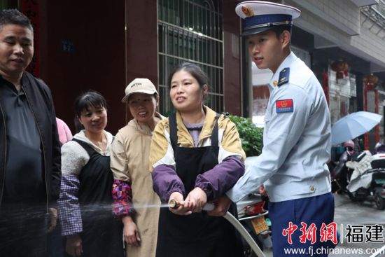 居民在消防员的指导下使用轻便消防水龙。大田县消防救援大队供图 居民在消防员的指导下使用轻便消防水龙。大田县消防救援大队供图