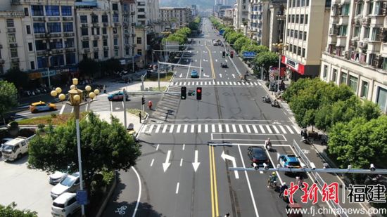 改造后,道路通畅的建山路口。大田县融媒体中心供图 改造后,道路通畅的建山路口。大田县融媒体中心供图