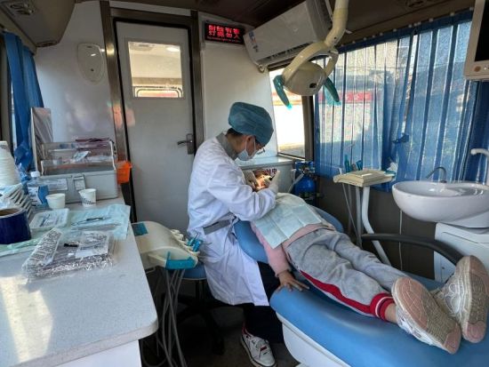 Ò½ÉúÔÚÒÆ¶¯ÕïÁƳµÉÏΪº¢×ÓÃǽøÐÐÖÎÁÆ¡££¨¸£½¨Ò½¿Æ´óѧ¸½Êô¿ÚǻҽԺ¹©Í¼£© Ò½ÉúÔÚÒÆ¶¯ÕïÁƳµÉÏΪº¢×ÓÃǽøÐÐÖÎÁÆ¡££¨¸£½¨Ò½¿Æ´óѧ¸½Êô¿ÚǻҽԺ¹©Í¼£©