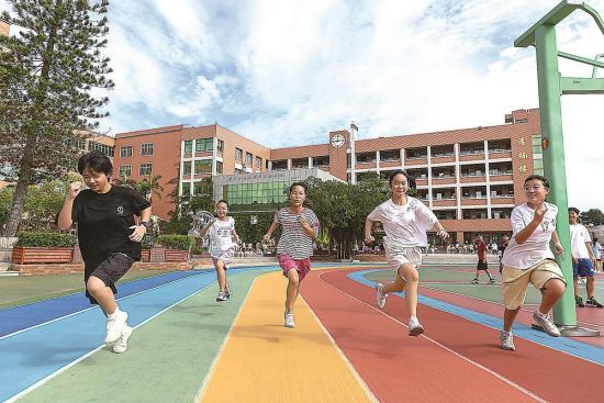 晋江市毓英中心小学学生在进行课间运动。 (受访者供图) 晋江市毓英中心小学学生在进行课间运动。 (受访者供图)