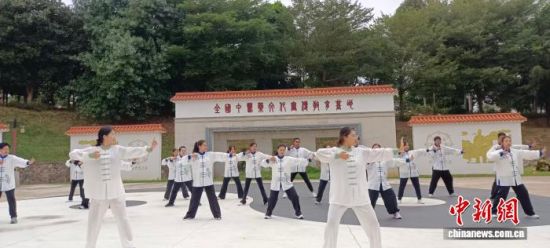 ͼΪ18գһְҵѧԺϰ˶ν칩ͼ