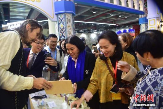 ʮ߽캣Ͽҵϣ״Ķ˹ɫƷʽڶιߣֳַǷ  