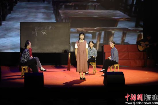 ¡¡¡¡Í¼Îª¸£½¨Ê¦·¶´óѧԴ´Ï·¾ç¡¶»ÏÂí³µÖ®¸è¡·ÑݳöÏÖ³¡¡£¸£½¨Ê¦·¶´óѧ¹© ͼ ¡¡¡¡Í¼Îª¸£½¨Ê¦·¶´óѧԴ´Ï·¾ç¡¶»ÏÂí³µÖ®¸è¡·ÑݳöÏÖ³¡¡£¸£½¨Ê¦·¶´óѧ¹© ͼ