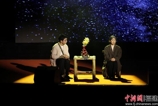 ¡¡¡¡Í¼Îª¸£½¨Ê¦·¶´óѧԴ´Ï·¾ç¡¶»ÏÂí³µÖ®¸è¡·ÑݳöÏÖ³¡¡£¸£½¨Ê¦·¶´óѧ ¹©Í¼ ¡¡¡¡Í¼Îª¸£½¨Ê¦·¶´óѧԴ´Ï·¾ç¡¶»ÏÂí³µÖ®¸è¡·ÑݳöÏÖ³¡¡£¸£½¨Ê¦·¶´óѧ ¹©Í¼