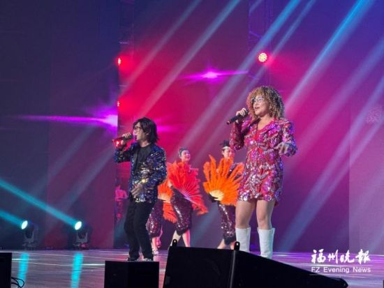 许振旗、阮晓玲在台上演唱。 许振旗、阮晓玲在台上演唱。