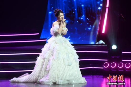 图为福建选手赖晶晶在台上演唱。中新社记者 吕明 摄 图为福建选手赖晶晶在台上演唱。中新社记者 吕明 摄