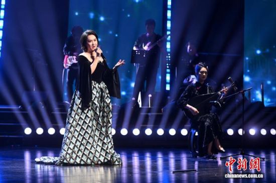 图为旅美华人选手陈艺燕在台上演唱。中新社记者 吕明 摄 图为旅美华人选手陈艺燕在台上演唱。中新社记者 吕明 摄