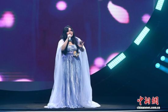 图为菲律宾选手施美妮在台上演唱。中新社记者 吕明 摄 图为菲律宾选手施美妮在台上演唱。中新社记者 吕明 摄