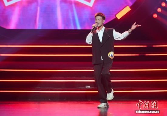 图为马来西亚选手陈永义在台上演唱。中新社记者 吕明 摄 图为马来西亚选手陈永义在台上演唱。中新社记者 吕明 摄