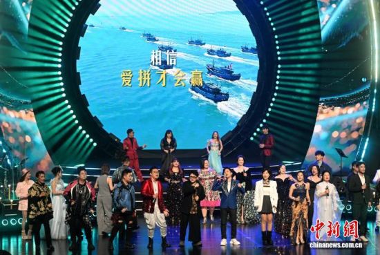 图为大赛前三十强选手等演唱开场歌曲《海海人声·唱歌世界听》。中新社记者 吕明 摄 图为大赛前三十强选手等演唱开场歌曲《海海人声·唱歌世界听》。中新社记者 吕明 摄