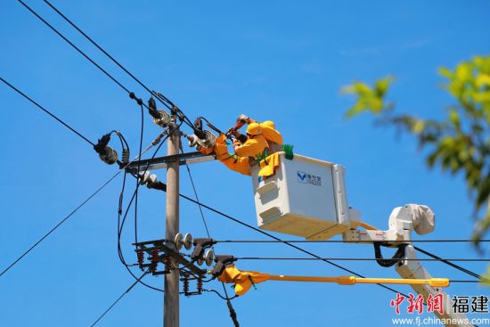 ¹úÍøÈýÃ÷¹©µç¹«Ë¾Ô±¹¤ÔÚ¿ªÕ¹×Ô¶¯»¯À¡Ï߸ÄÔ죬Ìá¸ß¹©µç¿É¿¿ÐÔ¡£ÎâÐ¡ÔÆ Éã ¹úÍøÈýÃ÷¹©µç¹«Ë¾Ô±¹¤ÔÚ¿ªÕ¹×Ô¶¯»¯À¡Ï߸ÄÔ죬Ìá¸ß¹©µç¿É¿¿ÐÔ¡£ÎâÐ¡ÔÆ Éã