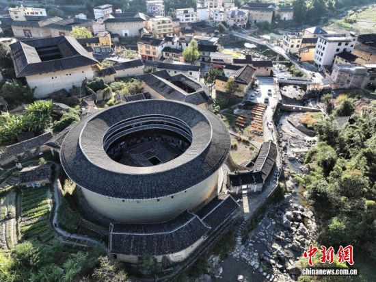 图为11月22日,湖坑镇新南村形态各异的土楼建筑。(无人机照片)中新社记者 张斌 摄 图为11月22日,湖坑镇新南村形态各异的土楼建筑。(无人机照片)中新社记者 张斌 摄