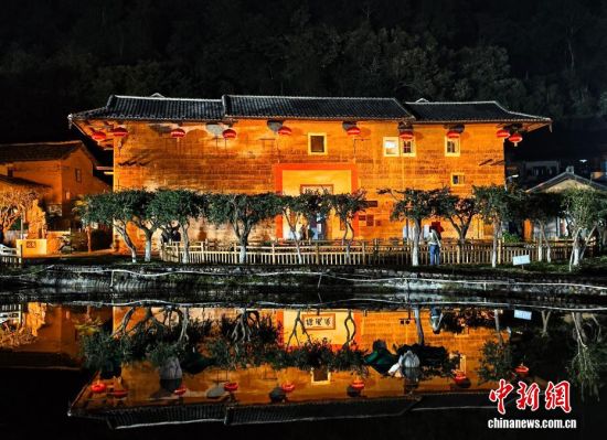 图为11月22日晚,庆成楼在灯光的映照下绚丽夺目,宛若“金楼”。中新社记者 张斌 摄 图为11月22日晚,庆成楼在灯光的映照下绚丽夺目,宛若“金楼”。中新社记者 张斌 摄