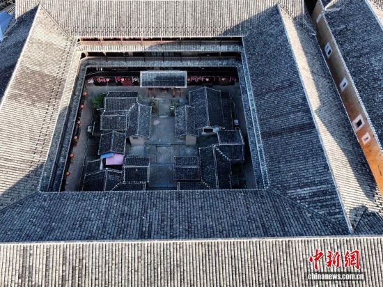 图为11月23日,航拍的一正方形土楼。(无人机照片)中新社记者 张斌 摄 图为11月23日,航拍的一正方形土楼。(无人机照片)中新社记者 张斌 摄