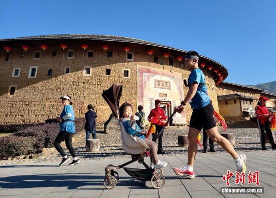 图为11月23日,参加2025福建永定土楼半程马拉松赛的选手从“福建土楼王”承启楼前经过。作为福建土楼中规模最大、环数最多的一座,承启楼素有“福建土楼王”的美誉,其造型独特、建筑工艺精湛、建筑质量过硬,在当地现存的两万三千多座土楼中独领风骚。2008年7月,承启楼等福建土楼的重要代表被列入《世界遗产名录》。中新社记者 张斌 摄 图为11月23日,参加2025福建永定土楼半程马拉松赛的选手从“福建土楼王”承启楼前经过。作为福建土楼中规模最大、环数最多的一座,承启楼素有“福建土楼王”的美誉,其造型独特、建筑工艺精湛、建筑质量过硬,在当地现存的两万三千多座土楼中独领风骚。2008年7月,承启楼等福建土楼的重要代表被列入《世界遗产名录》。中新社记者 张斌 摄