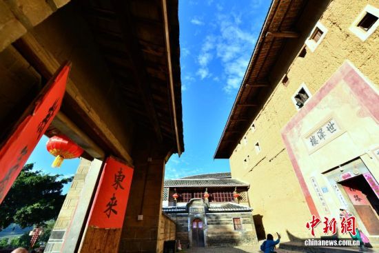 图为11月23日,游客在高北土楼群世泽楼参观。中新社记者 张斌 摄 图为11月23日,游客在高北土楼群世泽楼参观。中新社记者 张斌 摄