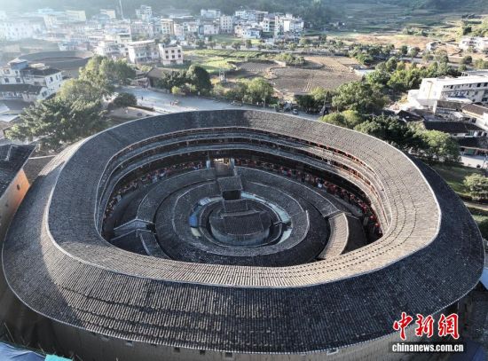 图为11月23日,航拍“福建土楼王”承启楼。承启楼直径达73米,全楼共四圈,有400多个房间。作为福建土楼中规模最大、环数最多的一座,承启楼素有“福建土楼王”的美誉,其造型独特、建筑工艺精湛、建筑质量过硬,在当地现存的两万三千多座土楼中独领风骚。2008年7月,承启楼等福建土楼的重要代表被列入《世界遗产名录》。(无人机照片)中新社记者 张斌 摄 图为11月23日,航拍“福建土楼王”承启楼。承启楼直径达73米,全楼共四圈,有400多个房间。作为福建土楼中规模最大、环数最多的一座,承启楼素有“福建土楼王”的美誉,其造型独特、建筑工艺精湛、建筑质量过硬,在当地现存的两万三千多座土楼中独领风骚。2008年7月,承启楼等福建土楼的重要代表被列入《世界遗产名录》。(无人机照片)中新社记者 张斌 摄
