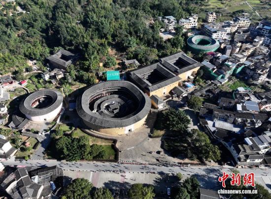 图为11月23日,参加2025福建永定土楼半程马拉松赛的选手从高北土楼群前经过。(无人机照片)中新社记者 张斌 摄 图为11月23日,参加2025福建永定土楼半程马拉松赛的选手从高北土楼群前经过。(无人机照片)中新社记者 张斌 摄