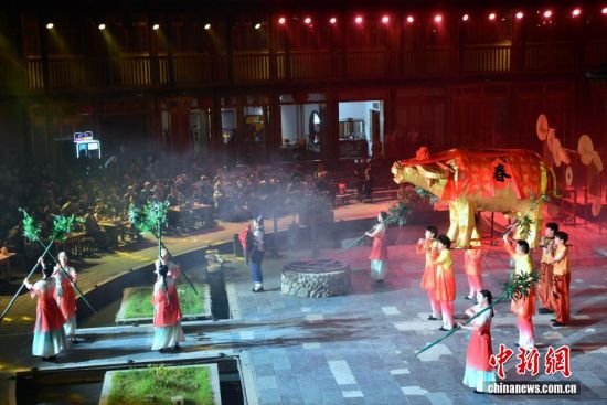 图为11月22日晚,游客在福建土楼王子景区观看歌舞剧《客》,沉浸式体验永定的风土人情。中新社记者 张斌 摄 图为11月22日晚,游客在福建土楼王子景区观看歌舞剧《客》,沉浸式体验永定的风土人情。中新社记者 张斌 摄