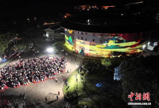 图为11月22日晚,“土楼大福宴”在“土楼王子”振成楼前热闹开席,以客家传统宴席迎接参加2025福建永定土楼半程马拉松赛的选手。(无人机照片)中新社记者 张斌 摄 图为11月22日晚,“土楼大福宴”在“土楼王子”振成楼前热闹开席,以客家传统宴席迎接参加2025福建永定土楼半程马拉松赛的选手。(无人机照片)中新社记者 张斌 摄