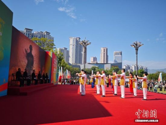 11月24日,2025年永春白鹤拳传承发展大会在福建永春举办。图为拜师仪式。中新社记者 吕明 摄 11月24日,2025年永春白鹤拳传承发展大会在福建永春举办。图为拜师仪式。中新社记者 吕明 摄