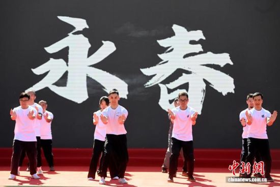 11月24日,2025年永春白鹤拳传承发展大会在福建永春举办。图为广东、香港武术团体上台表演。中新社记者 吕明 摄 11月24日,2025年永春白鹤拳传承发展大会在福建永春举办。图为广东、香港武术团体上台表演。中新社记者 吕明 摄