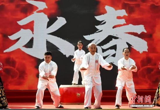 图为81岁的苏瀛汉(中)一家三代同台表演永春白鹤拳。中新社记者 吕明 摄 图为81岁的苏瀛汉(中)一家三代同台表演永春白鹤拳。中新社记者 吕明 摄