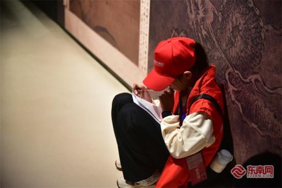 СͬѧÌͳö±Ê¼Ç±¾£¬±ß×߱߼ǼËù¼ûËùΊСͬѧÌͳö±Ê¼Ç±¾£¬±ß×߱߼ǼËù¼ûËùÎÅ