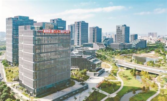 数字浪潮奔腾向前,智慧之城加速发展,厦门努力打造全国数字化建设的先行示范市。上图为软件园三期的高新产业聚集地。 数字浪潮奔腾向前,智慧之城加速发展,厦门努力打造全国数字化建设的先行示范市。上图为软件园三期的高新产业聚集地。