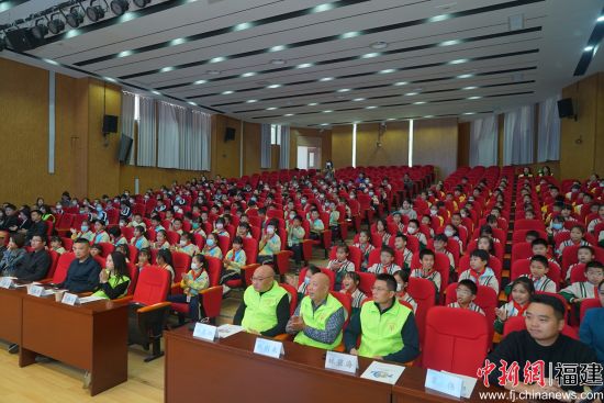 27日,福延公益“春蕾卫士”AI智能体项目汇报会暨公益捐赠仪式在福建福州高新区实验小学多功能厅举行。李靖 供图 27日,福延公益“春蕾卫士”AI智能体项目汇报会暨公益捐赠仪式在福建福州高新区实验小学多功能厅举行。李靖 供图