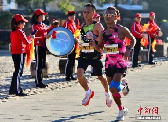 图为参赛选手在比赛中。中新社记者 张斌 摄 图为参赛选手在比赛中。中新社记者 张斌 摄