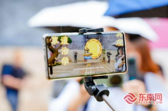 游客用手机体验vr“导游” 游客用手机体验vr“导游”