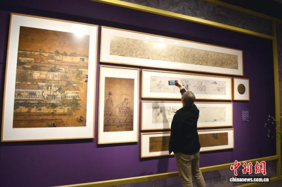 11月26日,展出的历代绘画精品图像调色打样稿吸引市民观赏。中新社记者 张斌 摄 11月26日,展出的历代绘画精品图像调色打样稿吸引市民观赏。中新社记者 张斌 摄