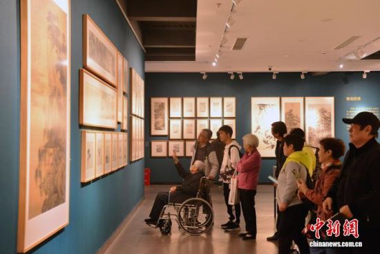 11月26日,展出的历代绘画精品图像调色打样稿吸引市民观赏。中新社记者 张斌 摄 11月26日,展出的历代绘画精品图像调色打样稿吸引市民观赏。中新社记者 张斌 摄