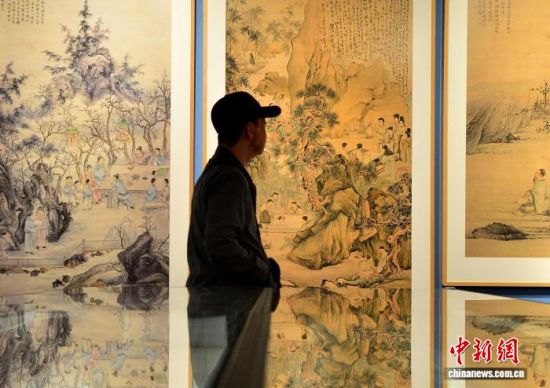 11月26日,展出的历代绘画精品图像调色打样稿吸引市民观赏。中新社记者 张斌 摄 11月26日,展出的历代绘画精品图像调色打样稿吸引市民观赏。中新社记者 张斌 摄