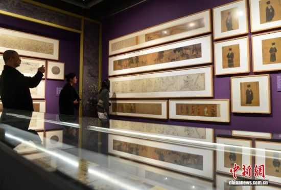 11月26日,展出的历代绘画精品图像调色打样稿吸引市民观赏。中新社记者 张斌 摄 11月26日,展出的历代绘画精品图像调色打样稿吸引市民观赏。中新社记者 张斌 摄