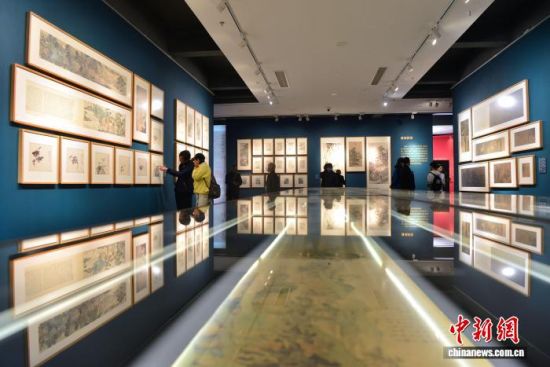 11月26日,展出的历代绘画精品图像调色打样稿吸引市民观赏。中新社记者 张斌 摄 11月26日,展出的历代绘画精品图像调色打样稿吸引市民观赏。中新社记者 张斌 摄