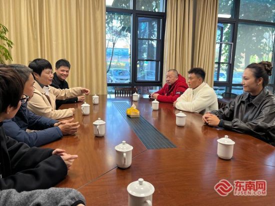 全运会冠军全鑫、曾津津与南平市体育局、南平市少体校领导及启蒙恩师座谈 东南网记者 陈艳/摄 全运会冠军全鑫、曾津津与南平市体育局、南平市少体校领导及启蒙恩师座谈 东南网记者 陈艳/摄