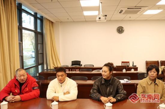 全运会冠军全鑫、曾津津与南平市体育局、南平市少体校领导及启蒙恩师座谈 东南网记者 陈艳/摄 全运会冠军全鑫、曾津津与南平市体育局、南平市少体校领导及启蒙恩师座谈 东南网记者 陈艳/摄