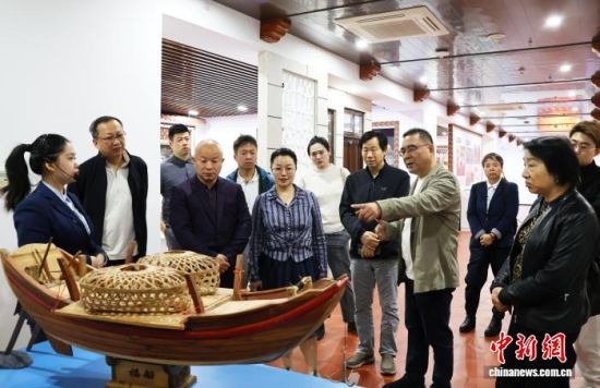 ͼΪ¿¼²ìÍÅÒ»Ðвι۶«ºþÌÁ»ªÇÈÅ©³¡ÇÈÊ·¹Ý¡£ÁÖéÅÉú Éã ͼΪ¿¼²ìÍÅÒ»Ðвι۶«ºþÌÁ»ªÇÈÅ©³¡ÇÈÊ·¹Ý¡£ÁÖéÅÉú Éã