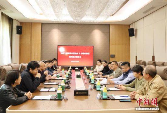 ͼΪÕÐÉÌÍÆ½é×ù̸»á¡£ÁÖéÅÉú Éã ͼΪÕÐÉÌÍÆ½é×ù̸»á¡£ÁÖéÅÉú Éã