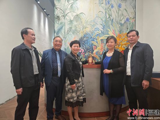 ¡¡¡¡27ÈÕ£¬Ì¨°ûÑîÜð»¶(ÓÒ¶þ)ÔÚÆ·¾Æ»áÉÏͬµ½·ÃÀ´±öµÈºÏÓ°ÁôÄƽºÍÏØÎ¯Ì¨°ì ¹©Í¼ ¡¡¡¡27ÈÕ£¬Ì¨°ûÑîÜð»¶(ÓÒ¶þ)ÔÚÆ·¾Æ»áÉÏͬµ½·ÃÀ´±öµÈºÏÓ°ÁôÄƽºÍÏØÎ¯Ì¨°ì ¹©Í¼