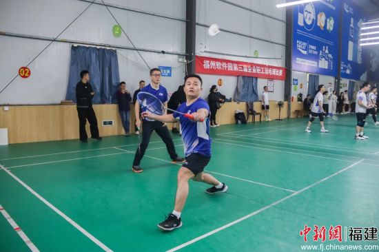 ¡¡¡¡Í¼ÎªÑ¡ÊÖÔÚ±ÈÈüÖС£ ¡¡¡¡Í¼ÎªÑ¡ÊÖÔÚ±ÈÈüÖС£